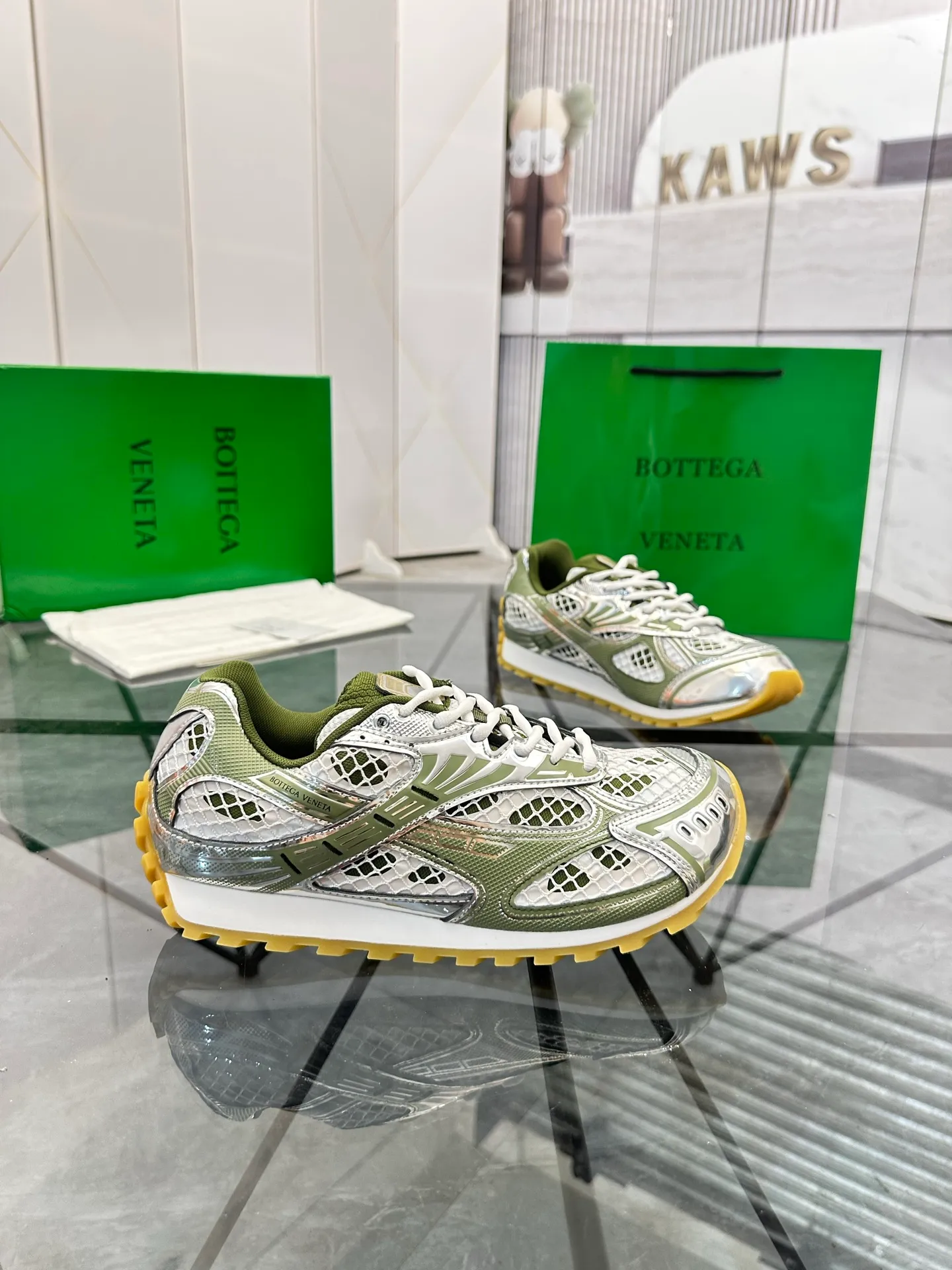 Factory men's shoes 💰: 620💰 (top version) BV Orbit sneakers Wang Yibo's same style couple's dad shoes Runner sneakers, made of lightweight technical mesh fabric. Matched with geometric pattern designed rubber outsole Wang Zha series high version Look for the package craftsmanship The actual height is much higher, but the legs are still slim. Very nice and playable and durable Matching to the standard 💯 Package shoe technology Look for the high version The outsole is made of color-blocked TPU outsole Women's model 35 36 37 38 39 40 41 (40 41 customized) Men's model 38 39 40 41 42 43 44 45. (Customized size 38 45.46) No. H345
